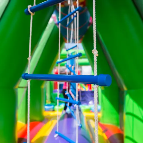fabricant-constructeur-de-parcours-ninja-course-parc-de-loisir-aires-de-jeux-storkeo
